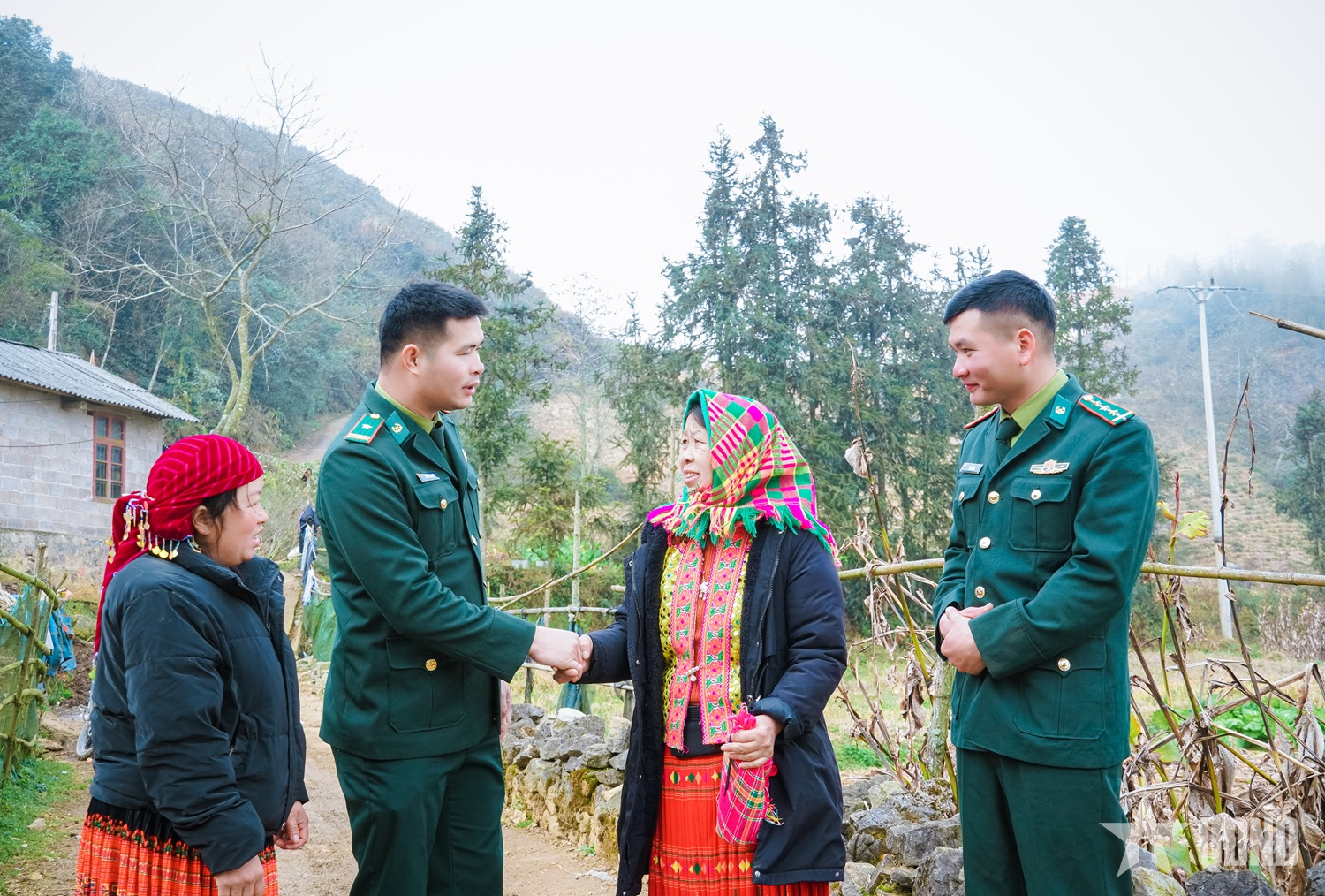 Bộ đội Biên phòng Cửa khẩu Săm Pun mang xuân đến bản làng biên cương

